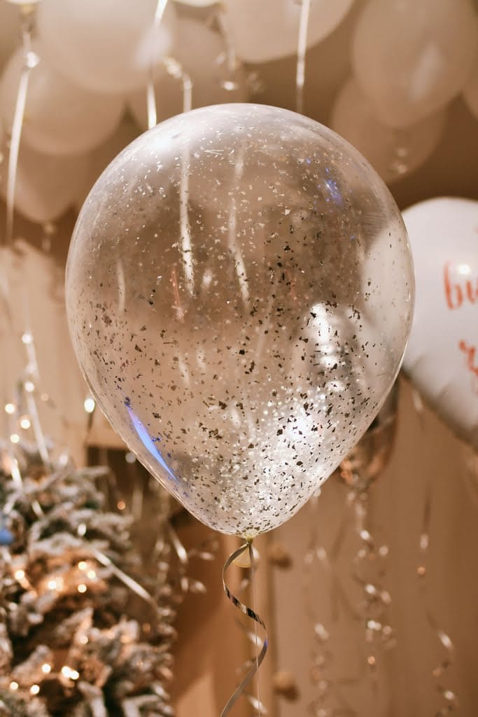 Şeffaf konfetili balon örneği